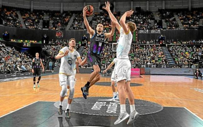Valentin Bigote penetra a canasta en el duelo de la primera vuelta ante el Monbus Obradoiro. Foto: Pablo Viñas Valentin Bigote penetra a canasta en el duelo de la primera vuelta ante el Monbus Obradoiro. Foto: Pablo Viñas