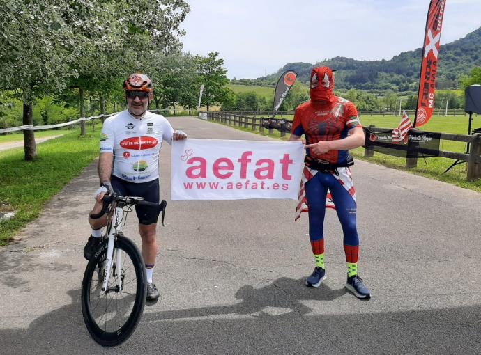 Los dos deportistas posan orgullosos al término de sus respectivas gestas de una semana.