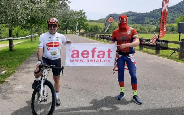 Los dos deportistas posan orgullosos al término de sus respectivas gestas de una semana.