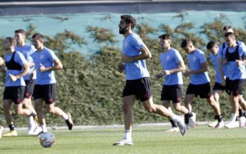 Raúl García hace carrera continua durante la sesión de ayer martes de los rojiblancos en Lezama. Raúl García hace carrera continua durante la sesión de ayer martes de los rojiblancos en Lezama.