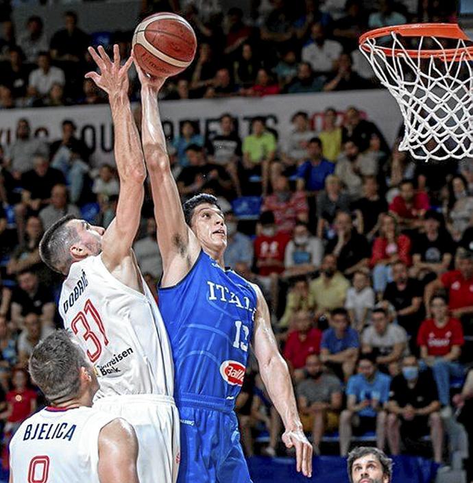 Fontecchio se dispone a lanzar a canasta en la final del reciente Preolímpico ante Serbia. Foto: FIBA