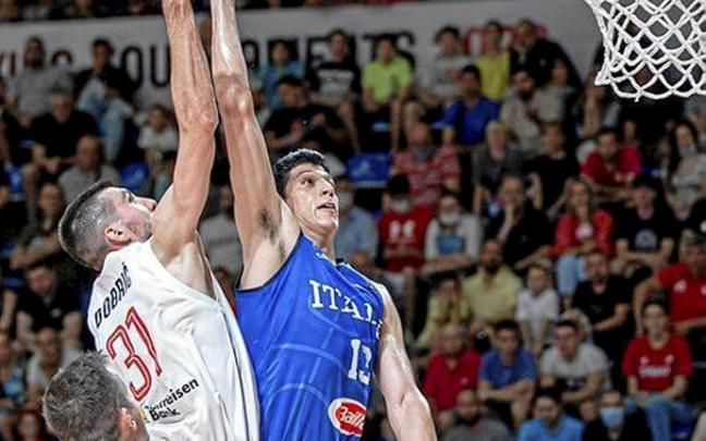 Fontecchio se dispone a lanzar a canasta en la final del reciente Preolímpico ante Serbia. Foto: FIBA