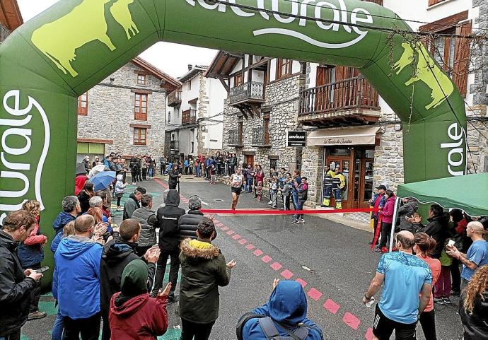 Imanol Kañamares, primer clasificado de la carrera larga, llegando a meta entre aplausos del público. Foto: Cedida