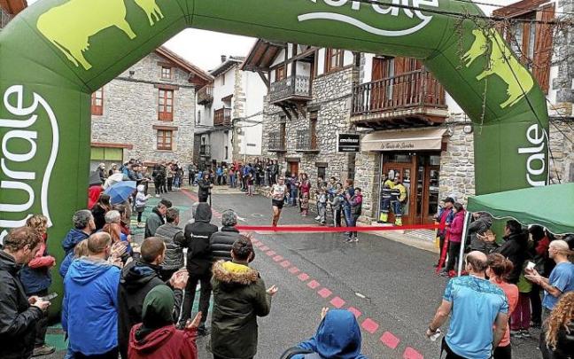 Imanol Kañamares, primer clasificado de la carrera larga, llegando a meta entre aplausos del público. Foto: Cedida