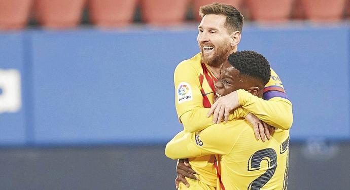 Messi se abraza a Ilaix Moriba, en su último partido en El Sadar, en marzo de 2021. Foto: Europa Press