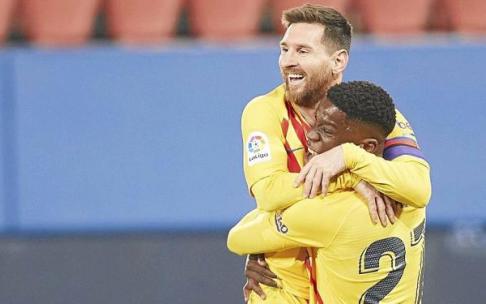 Messi se abraza a Ilaix Moriba, en su último partido en El Sadar, en marzo de 2021. Foto: Europa Press