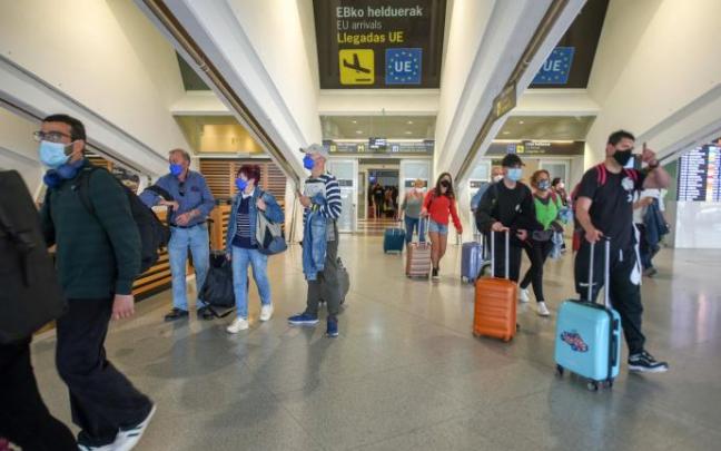 Varios pasajeros, a su llegada ayer al aeropuerto de Loiu, que ha registrado esta Semana Santa un total de 741 vuelos.