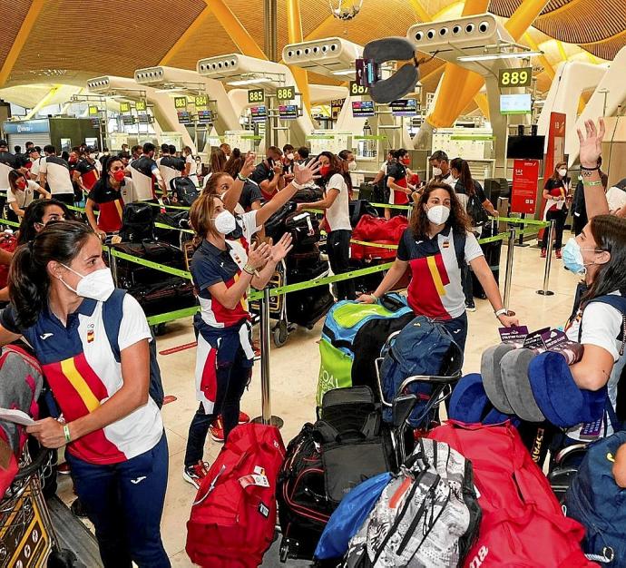 Integrantes del equipo español, de espera ayer en el aeropuerto de Barajas. Foto: Efe