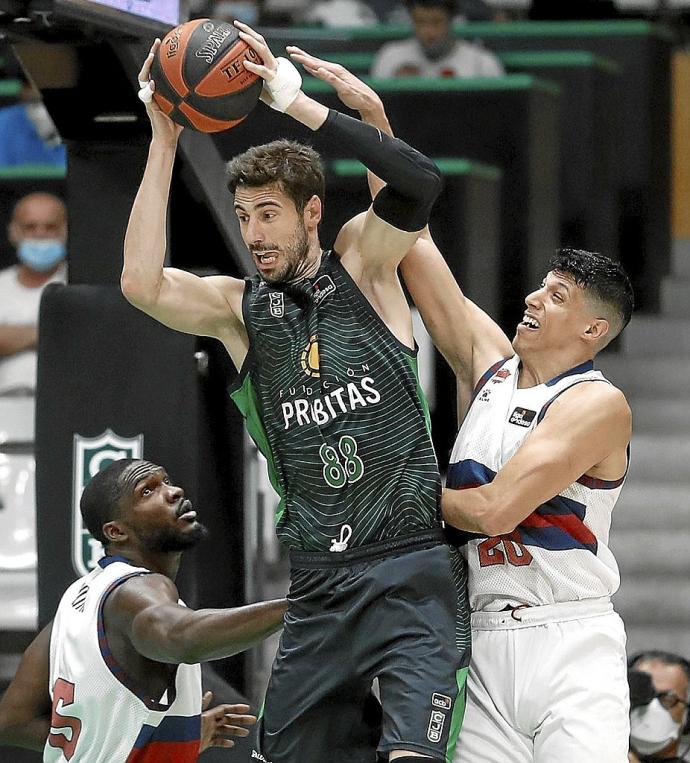 Tomic se impuso a los interiores baskonistas en el rebote y en el juego en el poste. Foto: Efe