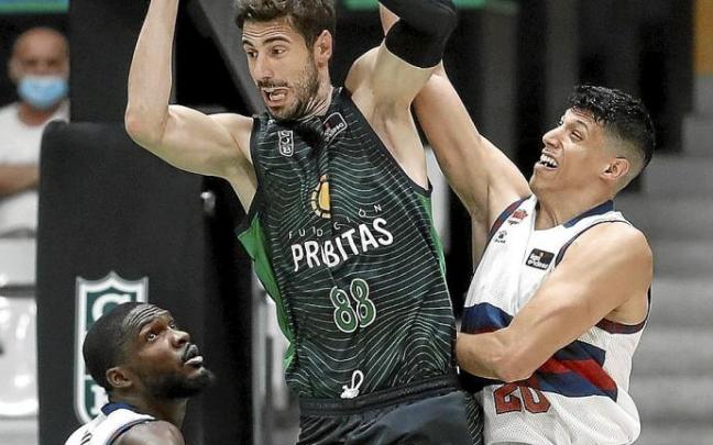Tomic se impuso a los interiores baskonistas en el rebote y en el juego en el poste. Foto: Efe Tomic se impuso a los interiores baskonistas en el rebote y en el juego en el poste. Foto: Efe