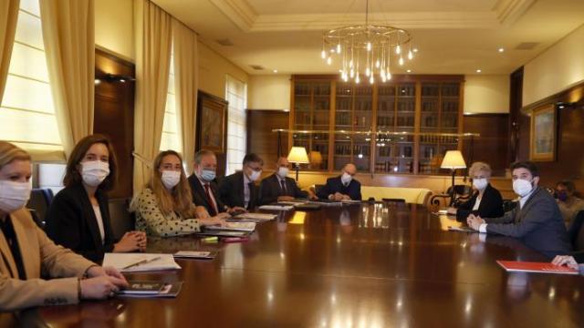 Reunión entre los representantes de Elkarrekin Podemos y la delegación encabezada por el consejero de Economía y Hacienda