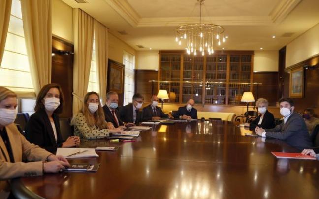 Reunión entre los representantes de Elkarrekin Podemos y la delegación encabezada por el consejero de Economía y Hacienda Reunión entre los representantes de Elkarrekin Podemos y la delegación encabezada por el consejero de Economía y Hacienda