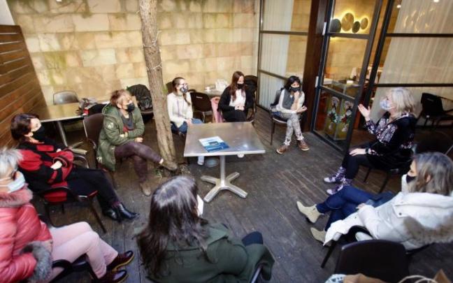 Algunas socias en un encuentro. Algunas socias en un encuentro.
