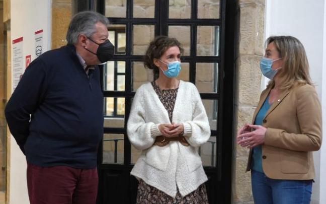 Los psicólogos Norberto Mascaró y Vanesa Cerviño conversan con la edil Itxaso Erroteta. Los psicólogos Norberto Mascaró y Vanesa Cerviño conversan con la edil Itxaso Erroteta.