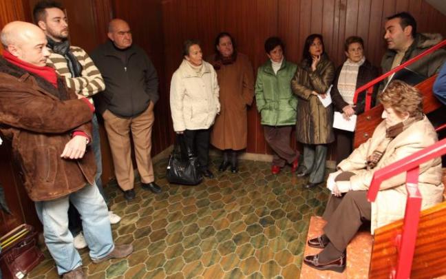 Las juntas de vecinos a la antigua usanza solo son posibles para tomar decisiones urgentes y cumpliendo las normas sanitarias