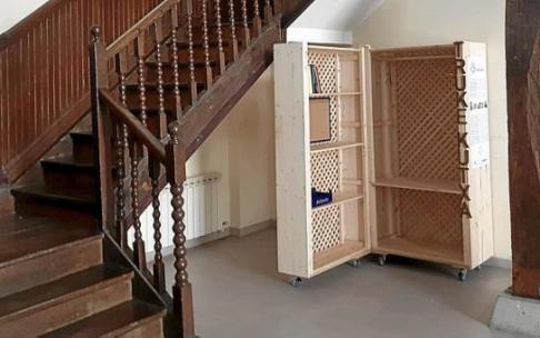 Truke-kutxa instalada en la biblioteca de Artziniega por la Cuadrilla de Ayala.