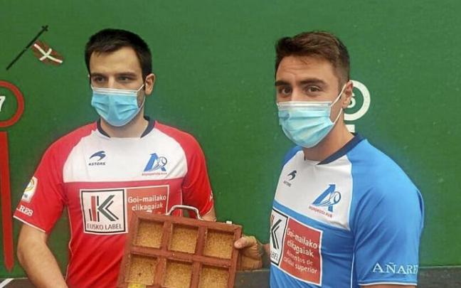 Danel Elezkano y Peio Etxeberria, en la elección de material que tuvo lugar ayer en el Beotibar. Foto: N.G. Danel Elezkano y Peio Etxeberria, en la elección de material que tuvo lugar ayer en el Beotibar. Foto: N.G.