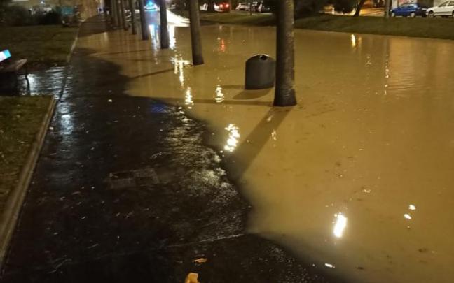 Balsa de agua que inunda el carril BEI en Castillo de Fontecha, en Ariznabarra.