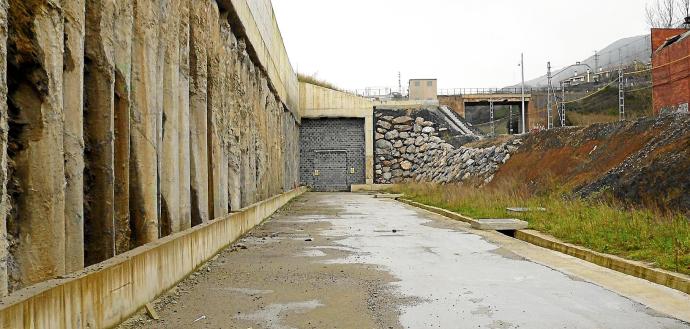 Vista del acceso tapiado del túnel del Serantes en su salida hacia Muskiz.