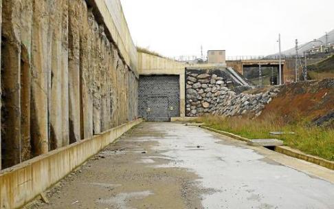 Vista del acceso tapiado del túnel del Serantes en su salida hacia Muskiz. Vista del acceso tapiado del túnel del Serantes en su salida hacia Muskiz.