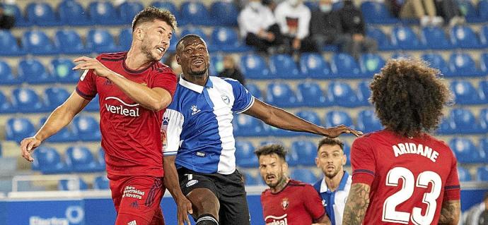 Sylla , una de las novedades de Calleja en el once inicial, pelea por un balón con David García. Foto: Josu Chavarri