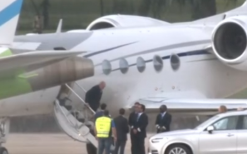 Juan Carlos I desciende del avión en Vigo.