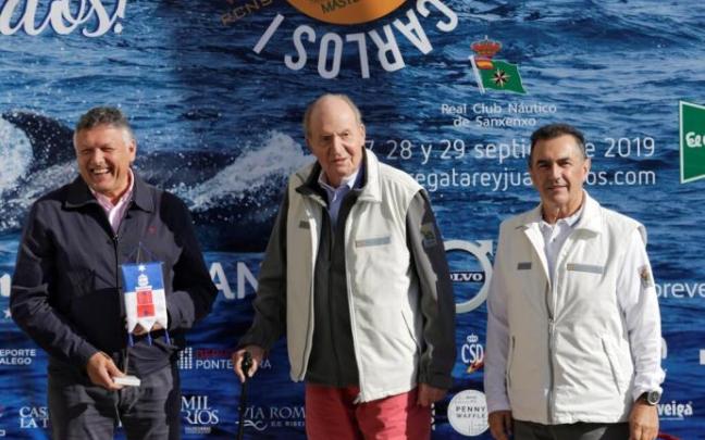El rey emérito, entre Telmo Martín, alcalde de Sanxenxo (i) y Pedro Campos, presidente del Real Club Náutico de Sanxenxo.