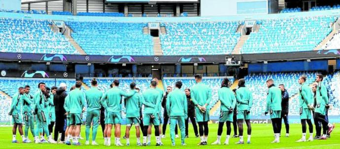 La plantilla del Real Madrid, ayer en el entrenamiento en el Etihad Stadium, donde se enfrentará hoy, en la ida de las semifinales, al Manchester City. Foto: Real Madrid