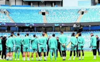 La plantilla del Real Madrid, ayer en el entrenamiento en el Etihad Stadium, donde se enfrentará hoy, en la ida de las semifinales, al Manchester City. Foto: Real Madrid La plantilla del Real Madrid, ayer en el entrenamiento en el Etihad Stadium, donde se enfrentará hoy, en la ida de las semifinales, al Manchester City. Foto: Real Madrid