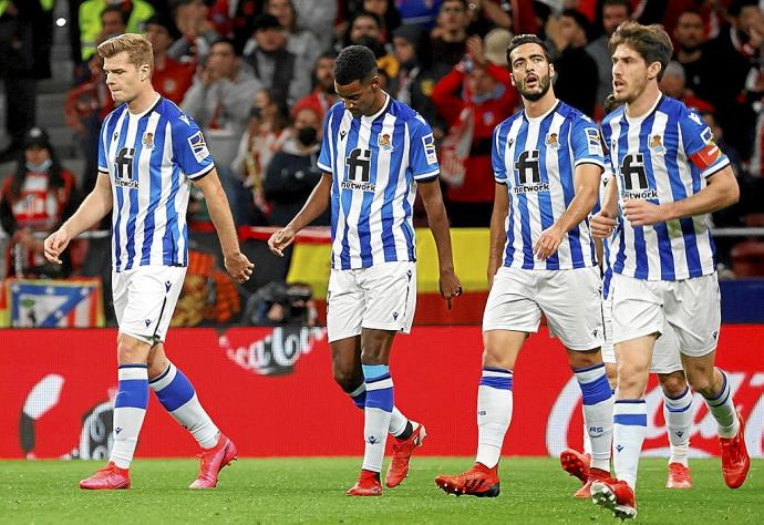 Sorloth, acompañado por Isak, Mikel Merino y Aritz Elustondo, tras marcar anoche en el Wanda su primer tanto con la camiseta txuri-urdin. Foto: Efe