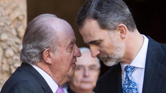 El rey emérito, Juan Carlos I, con su hijo Felipe VI