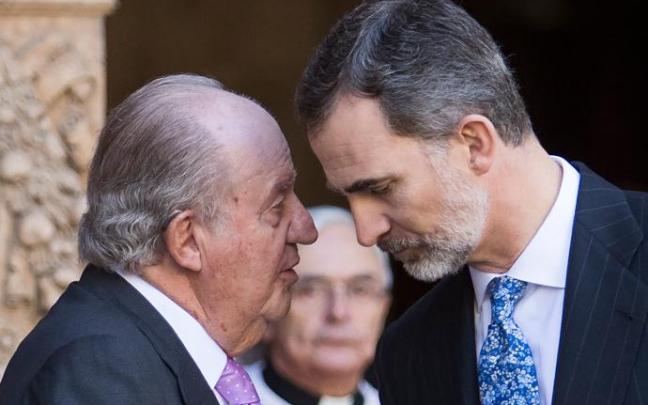 El rey emérito, Juan Carlos I, con su hijo Felipe VI El rey emérito, Juan Carlos I, con su hijo Felipe VI