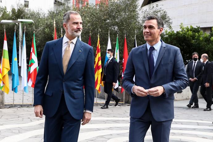 El rey español, Felipe VI, con Pedro Sánchez, en la Conferencia de Presidentes que tuvo lugar en Palma