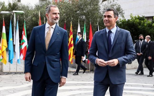 El rey español, Felipe VI, con Pedro Sánchez, en la Conferencia de Presidentes que tuvo lugar en Palma El rey español, Felipe VI, con Pedro Sánchez, en la Conferencia de Presidentes que tuvo lugar en Palma
