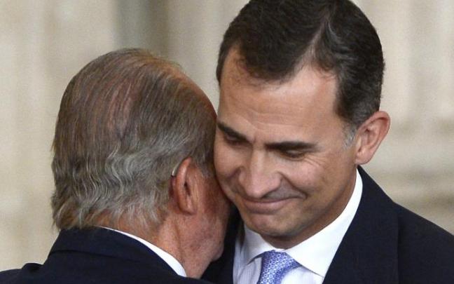 El rey español, Felipe VI, con el emérito Juan Carlos de Borbón