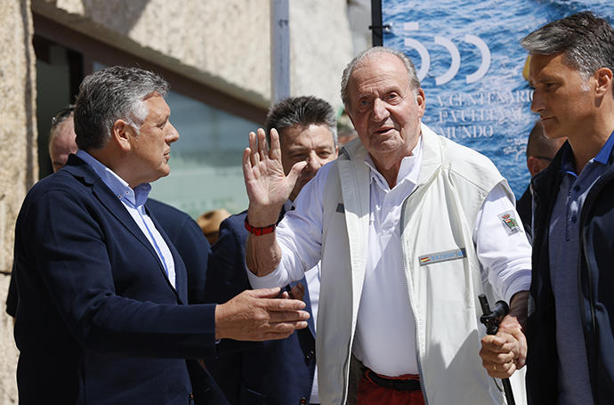 El rey emérito ha llegado este mediodía al Club Náutico de Sanxenxo.