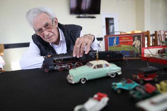 Rafa López, ingeniero industrial, vecino de Sopelana, conserva la máquina Santa Fe y el coche eléctrico que le regalaron los Reyes de niño.
