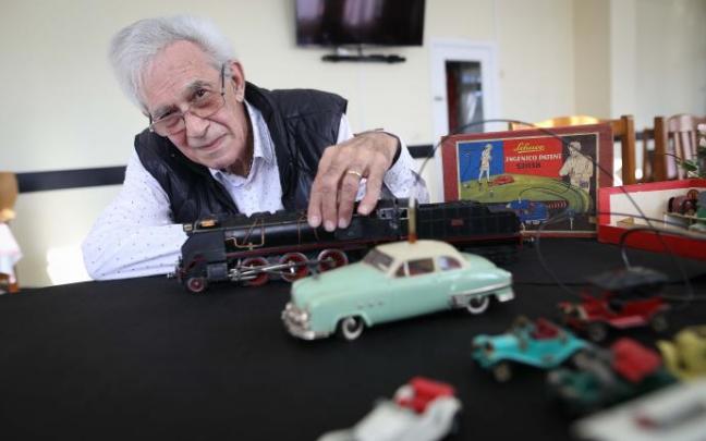 Rafa López, ingeniero industrial, vecino de Sopelana, conserva la máquina Santa Fe y el coche eléctrico que le regalaron los Reyes de niño. Rafa López, ingeniero industrial, vecino de Sopelana, conserva la máquina Santa Fe y el coche eléctrico que le regalaron los Reyes de niño.