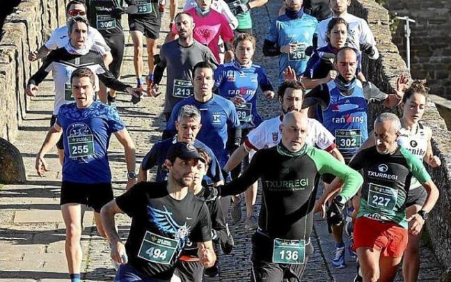 Los atletas, pasando por el puente románico.