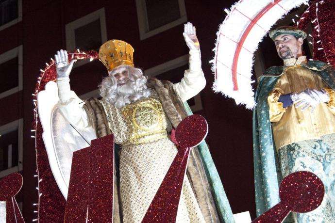 Melchor saludando desde su carroza de la Cabalgata de los Reyes Magos, en 2019