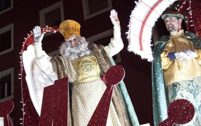 Melchor saludando desde su carroza de la Cabalgata de los Reyes Magos, en 2019