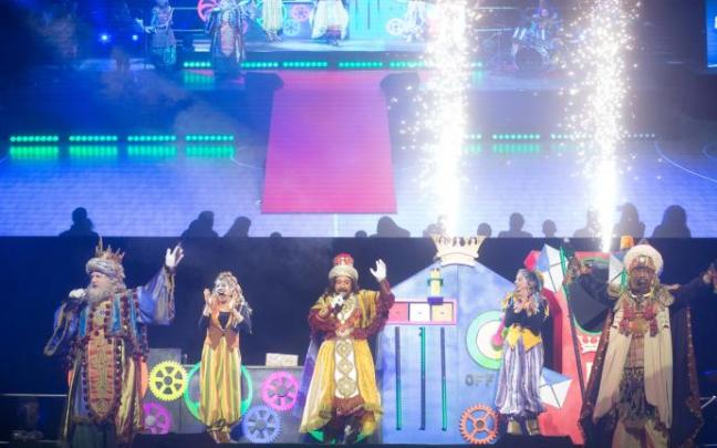 Melchor, Gaspar y Baltasar, acompañados de Traski y Truski, en uno momento del espectáculo 'La Noche Mágica', ayer en el Bilbao Arena. Melchor, Gaspar y Baltasar, acompañados de Traski y Truski, en uno momento del espectáculo 'La Noche Mágica', ayer en el Bilbao Arena.