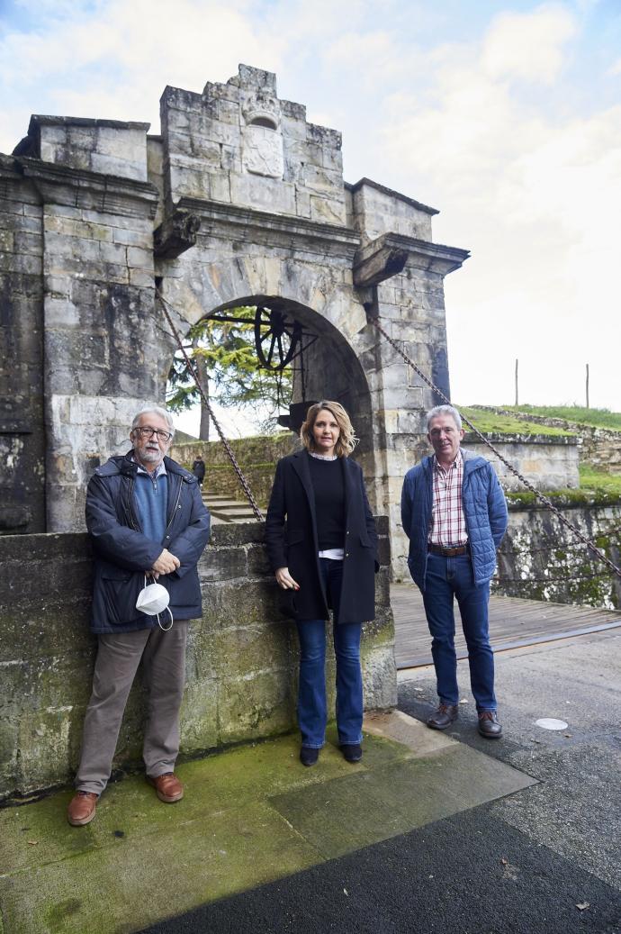 Xabier Martínez de Álava, Mamen Sádaba y Jesús Barrenechea en el Portal de Francia.