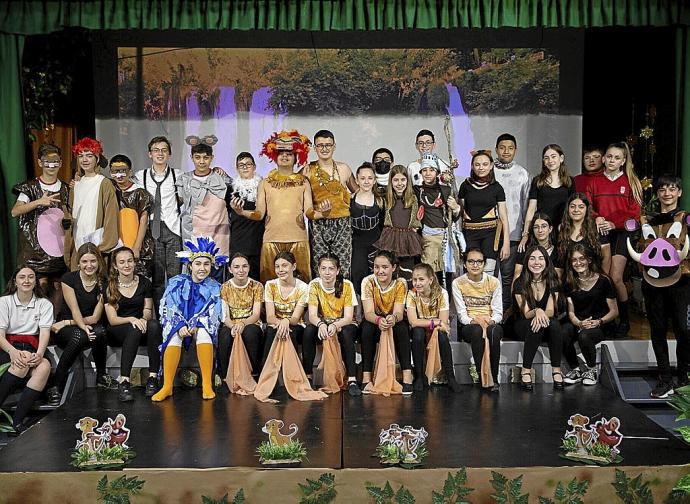 Los alumnos del Santísimo Sacramento de Pamplona, caracterizados de los distintos animales de la sabana, posan encima del escenario.