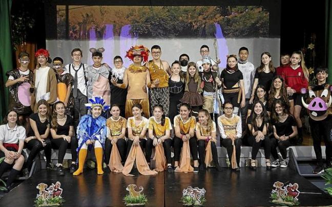 Los alumnos del Santísimo Sacramento de Pamplona, caracterizados de los distintos animales de la sabana, posan encima del escenario. Los alumnos del Santísimo Sacramento de Pamplona, caracterizados de los distintos animales de la sabana, posan encima del escenario.