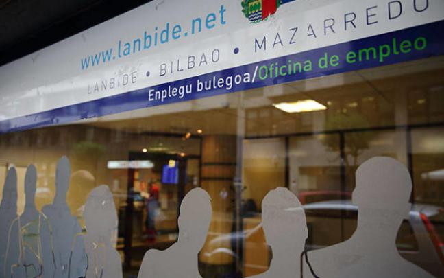 23 personas han sido detenidas en Bizkaia por estafar supuestamente a Lanbide 1 millón de euros en cobros de RGI. 23 personas han sido detenidas en Bizkaia por estafar supuestamente a Lanbide 1 millón de euros en cobros de RGI.