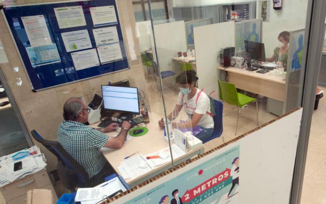 Un trabajador de Lanbide atiende a una usuaria. Un trabajador de Lanbide atiende a una usuaria.