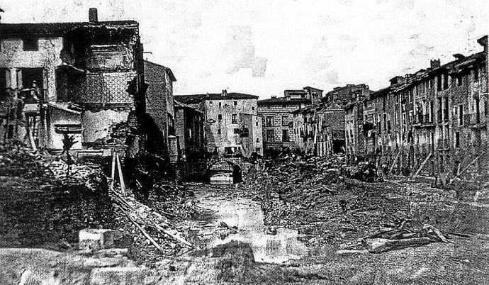 La calle Muro de Tudela quedó devastada tras el paso de la riada en 1871, es una de las primeras fotos que exiten de Tudela.