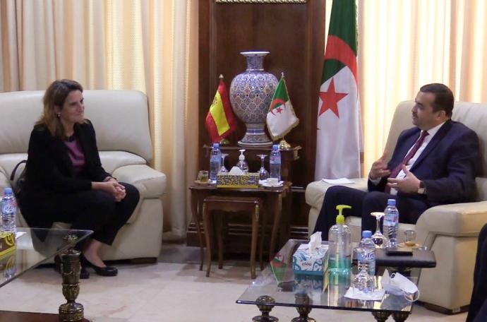 Teresa Ribera conversa con el ministro de argelino de Energía durante su visita a Argel
