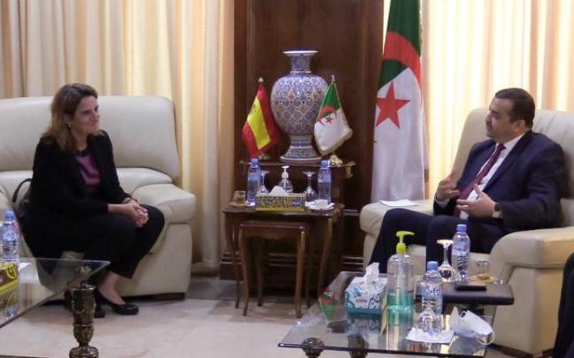 Teresa Ribera conversa con el ministro de argelino de Energía durante su visita a Argel Teresa Ribera conversa con el ministro de argelino de Energía durante su visita a Argel